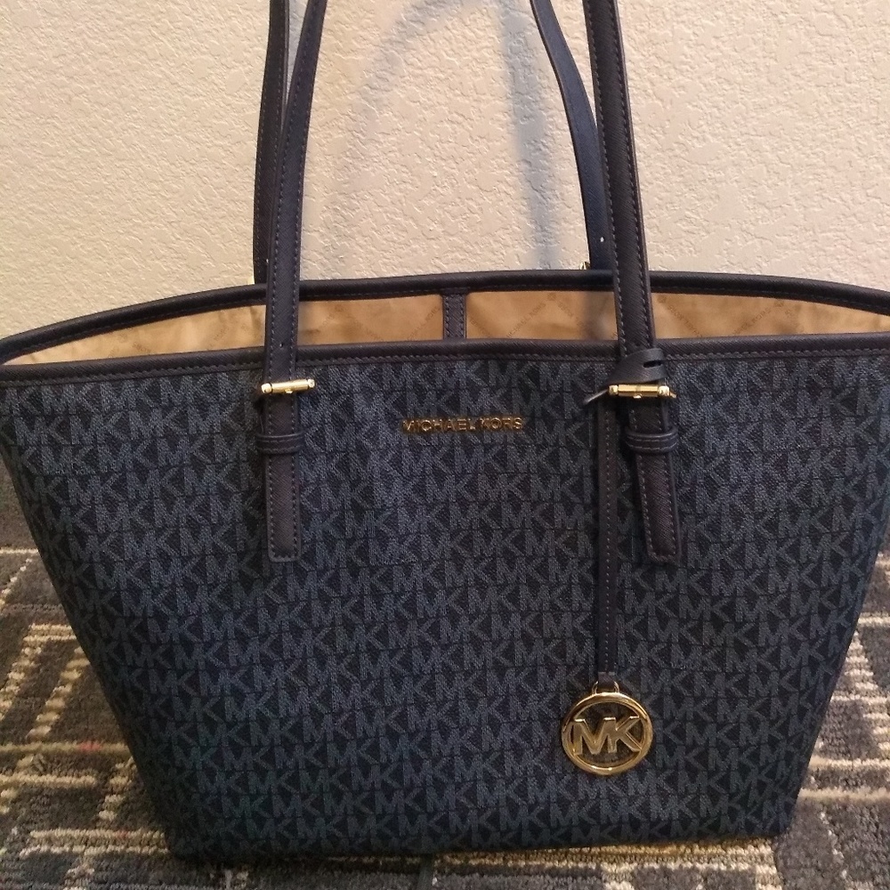 sold mk tote